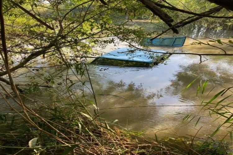 Savrulan otomobil Menderes Nehri'ne düştü haberinin görseli