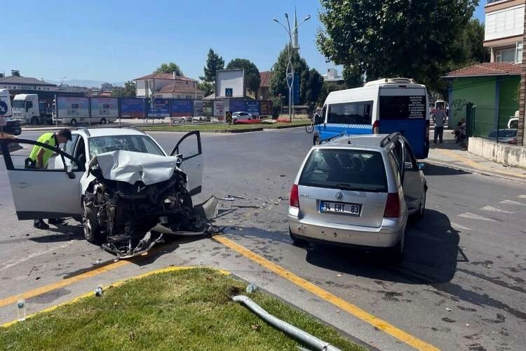 Sakarya’da iki araç çarpıştı: 3 yaralı