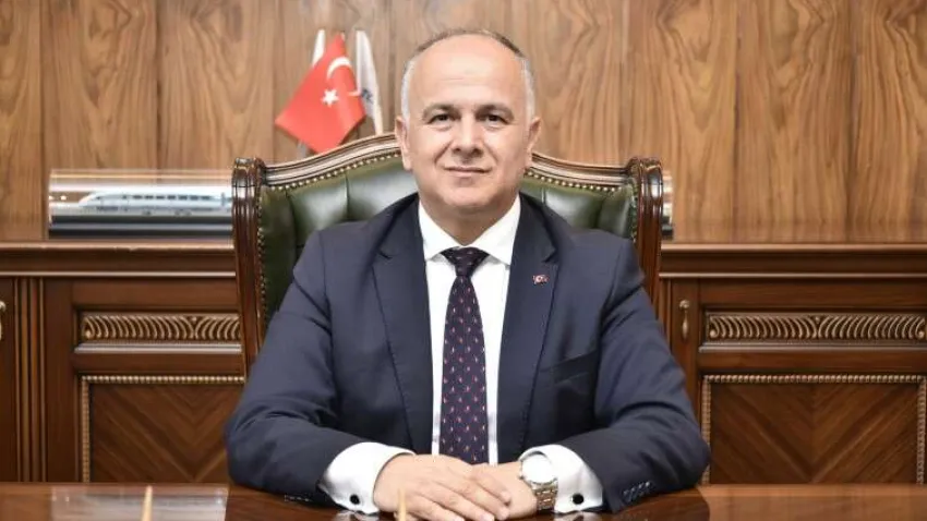 Devam eden projeler hakkında da bilgi veren Pezük, “508 kilometrelik Ankara-İzmir Hızlı Tren projesinin Banaz-Eşme-Salihli-Manisa arasındaki 177,5 kilometresinde altyapı işleri teşekkülümüzce yürütülmekte olup, altyapı işlerinde yüzde 57 fiziksel ilerleme sağlanmıştır. Altyapı işlerinde kalan altyapı, üstyapı ve EST işleri AYGM’ce yapılan ihale kapsamında tamamlanacaktır. Projenin tamamlanması ile 824 kilometre olan mesafe 624 kilometreye, 14 saat olan seyahat süresi YHT ile 3 saat 30 dakikaya inecek, 4 kat kapasite artışı sağlanacaktır. Bursa-Osmaneli Hızlı Tren projesinin Bursa-Yenişehir kesimindeki altyapı işleri önemli ölçüde tamamlanmış olup, projenin kalan altyapı ve üstyapı işleri ise AYGM’ce yapılan sözleşme kapsamında tamamlanacaktır. Mersin-Adana-Gaziantep Hızlı Tren projesi kapsamındaki GAZİRAY projesi tamamlanarak hizmete alınmıştır. Projenin Mersin-Adana arasındaki 3. ve 4. hat altyapı işleri tamamlanmıştır. Adana- Ceyhan altyapı ve üstyapı işleri, Toprakkale-Bahçe tünelli kesim ve Bahçe-Nurdağ varyantı altyapı işleri teşekkülümüzce devam etmektedir. Proje kapsamında kalan altyapı işleri, üstyapı ve üstyapı işleri AYGM’ce yapılan ihaleler kapsamında tamamlanacaktır” dedi.