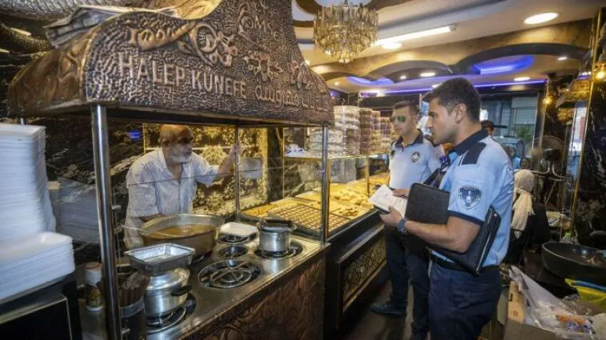 Konak Belediyesi Zabıta Müdürlüğü ekipleri, ilçede faaliyet gösteren işletmelere yönelik olarak düzenli aralıklarla sürdürdüğü denetimlerini sıklaştırdı. Basmane bölgesindeki işletmelerde işyeri açma ve çalışma ruhsatlarını kontrol eden ekipler ilk etapta, daha önce Suriyeliler tarafından kaçak olarak çalıştırıldığı için mühürlenen işletmelerin bulunduğu alana yoğunlaştı. Ekipler gerekli şartlar sağlanmadan, izinsiz olarak yeniden açıldığı belirlenen 3 işyerini tekrar mühürleyerek, durumu işlemlerin başlatılması için savcılığa aktardı. Ekipler denetimlerde yol ve kaldırımları işgal eden işyerlerinin masa ve sandalyelerini toplatarak, gerekli işlemleri de başlattı.