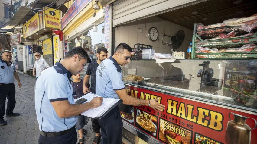 Konak’ta son iki ay içinde toplam 243 işyerine ruhsat verildiğini belirten Konak Belediye Başkanı Abdül Batur, “243 esnaf kardeşimiz ilçemiz sınırları içinde işyeri açmak için bize müracaat etmiş. Kurallara uygun olarak ilerlemiş, yasal olarak yapılması gereken ne varsa yapmış, ödenmesi gereken ne varsa ödemişler. Bu şekilde ilerleyen esnafımız varken, hiçbir sorumluluğu yerine getirmeyen başka birileri de gidip kaçak olarak işyeri açacak! Bu haksız rekabet ortamına izin veremeyeceğimiz gibi, özellikle gıda alanında bu işletmelerden alışveriş yapacak vatandaşlarımızın sağlığını da düşünmek zorundayız” diye konuştu.