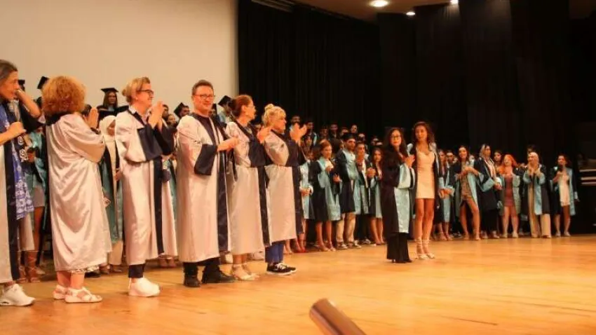 Ege Üniversitesi İletişim Fakültesinden bu yıl mezun olmaya hak kazanan öğrenciler, düzenlenen törenle kep attı