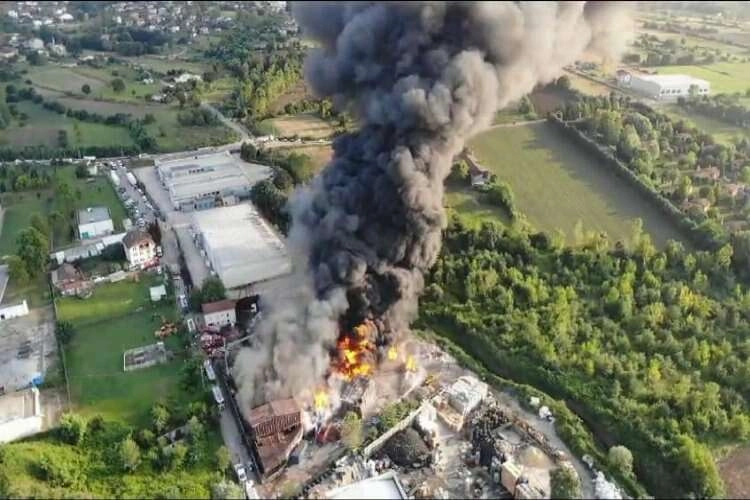 Kocaeli’de geri dönüşüm fabrikasında yangın! haberinin görseli