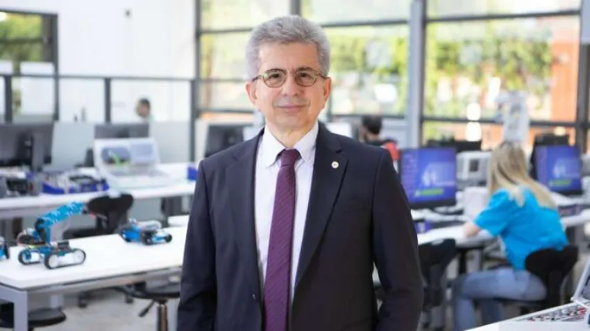 İEÜ Rektörü Prof. Dr. Yusuf Hakan Abacıoğlu, ulusal ve uluslararası düzeyde tercih edilen bir üniversite olarak başarı grafiğini her geçen gün daha üst bir noktaya taşıdıklarını söyledi. Teknolojik altyapı, uluslararası deneyime sahip akademisyenler ve öğrenci odaklı eğitim anlayışıyla ön plana çıktıklarını belirten Prof. Dr. Abacıoğlu, “Bir üniversitenin başlıca görevleri olan eğitim, araştırma ve topluma katkı alanlarında giderek artan bir ivmeye sahibiz. Bağımsız merciler tarafından yapılan araştırmalar da bunu gösteriyor” dedi.
