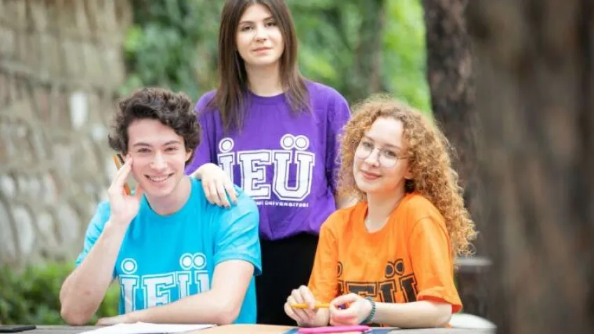 İzmir Ekonomi Üniversitesi (İEÜ), Türkiye’deki 200 üniversitede eğitim gören 47 bin 761 öğrencinin katılımıyla Üniversite Araştırmaları Laboratuvarı (ÜNİAR) tarafından gerçekleştirilen memnuniyet araştırmasında büyük başarıya ulaştı. İEÜ, Türkiye genelindeki vakıf üniversitelerine yönelik memnuniyet sıralamasında 6’ncı oldu.