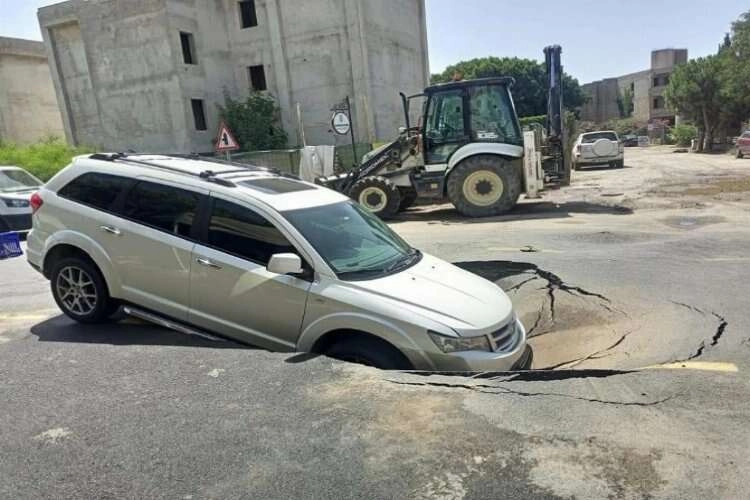 Yol yarıldı, otomobil içine düştü