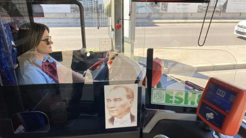 Yaklaşık 4 yıldır otobüs şoförü olarak görev yaptığını söyleyen Sibel Doğan, “Herkes sevdiği işi yapmalı diye yola çıktım. Araç kullanmayı da çok seviyorum. Böyle bir ilanı görünce başvurmak istedim. İnsanlar tarafından çok olumlu tepkiler alıyorum. Hepsi memnun. Tüm şoförlerin kadın olmasını isteyen bile var” dedi.