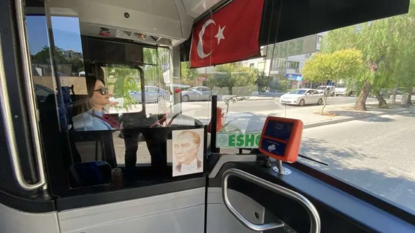 Şehir içi trafiğinin yoğun olduğu İzmir’de Büyükşehir Belediyesine ait toplu taşımada hizmet veren otobüslerde kadın şoför dönemi başladı. 148 kadın otobüs şoförünün görev yaptığı İzmir Büyükşehir Belediyesi’nin yaptığı anketlerde de kadınlar öne çıktı. Kadın şoförlerin kullandığı otobüslerde 10 binden fazla anket yapılırken, vatandaşların yüzde 74’ü olumlu görüş bildirdi.