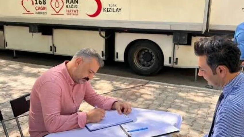 Cumhuriyet Halk Partisi İzmir İl Başkanlığı, İzmir’deki kan stoklarının azalması sebebiyle kan bağışı kampanyası başlattı. Kızılay ile birlikte gerçekleştirilen kampanya çerçevesinde ilk bağışlar, mahalle delege seçimlerinin yapıldığı Bayraklı Osmangazi mahallesinde gerçekleşti.