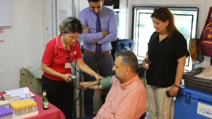Cumhuriyet Halk Partisi İzmir İl Başkanı Şenol Aslanoğlu’da kampanya kapsamında kan verdi. Aslanoğlu yaptığı açıklamada, “CHP olarak delege seçimlerimizi zaten takvim çerçevesinde yapıyoruz ama biz sadece delege seçimlerine odaklanmıyor, İzmir’in ve vatandaşlarımızın tüm sorunlarıyla ilgileniyor, çözüm üretmeye çalışıyoruz” dedi.
