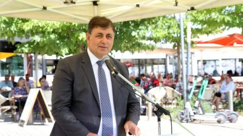 Hem birim çalışanlarına hem de fikirleriyle destek veren katılımcı vatandaşlara kente sağladıkları katkılar için teşekkür eden Başkan Tugay “Karşıyaka’mızda erişilebilir, sürdürülebilir bir kent yapısında eşit, adil, güvenli bir toplumsal yaşam oluşturmak için katılımcı yönetim anlayışıyla çalışıyoruz. Yapısal yenilikler yaparken, komşularımızın projelerimizde söz sahibi olmasına imkan sunuyoruz. Kendi bildiğimizi değil, kentlinin istediğini yapmaya ve Karşıyaka’mızı halkımızla el ele yönetmeye devam edeceğiz” dedi