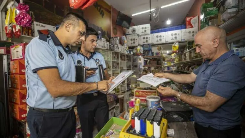 Konak’ta son iki ay içinde yapılan denetimlerde 8 işyerinin mühürlendiğini, 7 işyerine yeniden mühür işlemi uygulandığını, 32 işyerine ruhsatsız olduğu gerekçesiyle tutanak tutulduğunu açıklayan Batur, “Bunlar arasında bakkallar var; unlu mamul satış yerleri var; çay ocakları, lokantalar, kafeteryalar, pansiyonlar, tütün mamulleri, kuruyemiş satış yerleri var. Denetimlerimizi daha da sıklaştıracağız. Konak’ta ruhsatsız, kaçak işyerlerine geçit vermeyeceğiz. Bu tür insanlara göz açtırmayacağız. Doğru düzgün çalışan, ülkemizin bugün içinde bulunduğu zor ekonomik koşullarda evine ekmek götürmek için canla başla didinen, bunu yaparken vergisini ödeyen, tüm yasal yükümlülüklerini yerine getiren esnafımızı korumak boynumuzun borcudur. Esnafımızın ayakta durmak için ne kadar zorlandığını hepimiz biliyoruz. Bir tarafta usulüne uygun çalışan esnafımız, öbür tarafta ruhsatsız, kaçak işyeri açarak haksız kazanç sağlayanlar var. Buna asla izin vermeyiz. Biz esnafımızı kimseye ezdirmeyiz” diye konuştu.