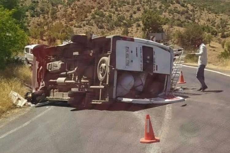 Diyarbakır’da minibüs devrildi: Yaralılar var! haberinin görseli