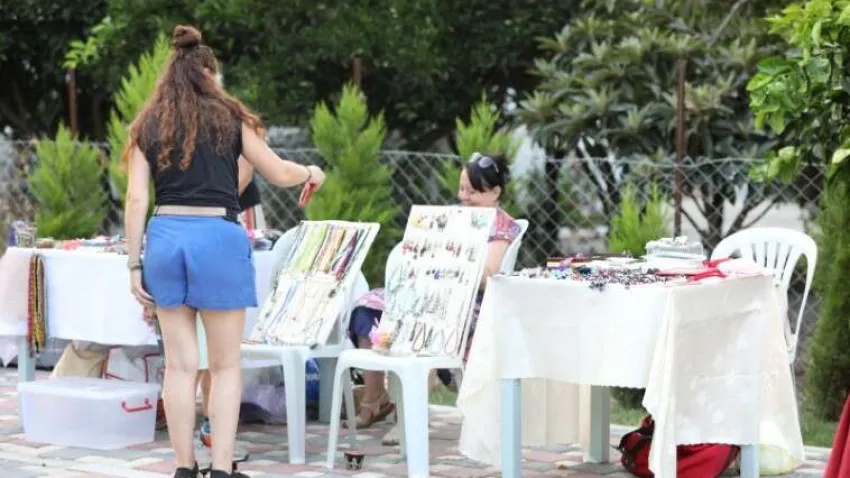 Narlıdere Belediyesi ve Narlıdere Üretici Kadın Kooperatifi işbirliği ile geleneksel hale getirilen Narlıdere Üretici ve El Emeği Gece Pazarı bu sene Tarihi Yukarıköy’de kuruldu. Narlıdere Belediye Başkanı Ali Engin, “Geleneksel hale getirdiğimiz gece pazarına emek veren kadınları ve üreticilerimizi tebrik ediyor; İzmirli hemşehrilerimizi her cumartesi günü Yukarıköy’de kurulan Gece Pazarı’mıza bekliyoruz” diye konuştu.