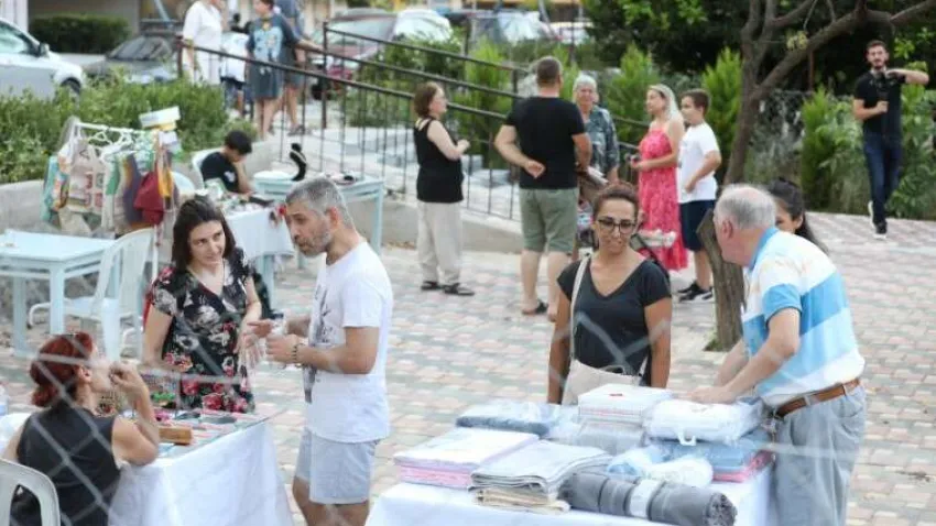 Narlıdere Belediyesi ve Narlıdere Üretici Kadın Kooperatifi’nin işbirliği ile yazlarında düzenlenen ve geleneksel hale gelen Narlıdere Üretici ve El Emeği Gece Pazarı, bu kez Tarihi Yukarıköy’de kuruldu. İzmir’in yeni turizm markası olan ve yaşayan bir müze olarak yurttaşlarını ağırlayan Tarihi Yukarıköy’de kurulan Üretici ve El Emeği Gece Pazarı’na vatandaşların ilgisi yoğun oldu. Ürettikleri doğal-sağlıklı ürünler ve el emeği hediyelik eşyaları vatandaşlarla buluşturan Narlıdereli kadınlar, satışlardan elde ettikleri gelir ile ev ekonomilerine katkıda bulunma fırsatı yakaladı. Narlıdere Üretici ve El Emeği Gece Pazarı, yaz boyunca her cumartesi 18.00- 23.00 saatleri arasında Yukarıköy’de İzmirliler ile buluşmaya devam edecek.