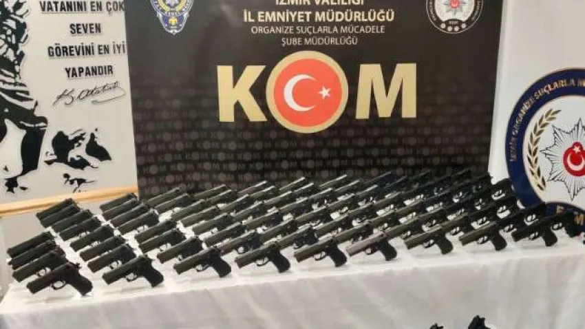 İzmir'de yasa dışı silah ticareti yaptığı tespit edilen şüphelinin Konak ve Buca ilçelerindeki adreslerine gerçekleştirilen baskınlarda, 92 ruhsatsız tabanca ve şarjörler ele geçirildi. İşlemlerinin ardından adliyeye sevk edilen şahıs tutuklandı.