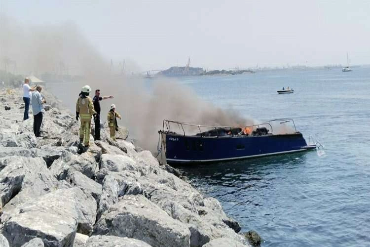 İstanbul'da bir tekne alev aldı