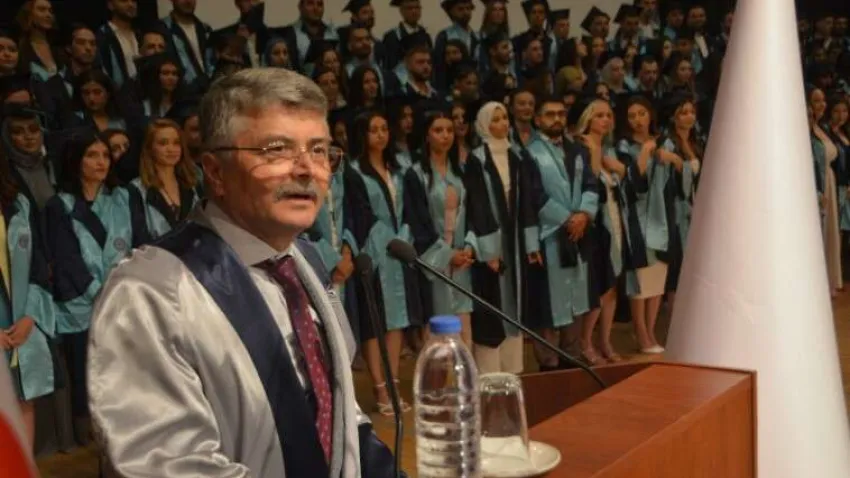 Töreninin açılış konuşmasını gerçekleştiren Prof. Dr. Mehmet Ersan, Başarılı bir akademik yılı geride bıraktıklarını ifade eden Prof. Dr. Ersan, “Dünyayı etkileyen pek çok olumsuzluk ve ülkemizde yaşanan deprem felaketine rağmen, yine sanattan spora tıptan sanayiye, edebiyattan sağlığa birçok alanda önemli başarılara imza attığımız çok verimli bir yılı geride bıraktık. Rektörümüz Prof. Dr. Sayın Necdet Budak’ın, öğrenci odaklılık, eğitim-öğretimde kalite ve araştırma üniversitesi olma hedeflerine ulaşmış, dijitalleşme ve uluslararasılaşma hedeflerine ise emin ve sağlam adımlarla yürümektedir. Üniversitemizin başarısında ve her türlü faaliyetinde emeği ve katkısı olan bütün personelimize şahsım ve Ege Üniversitesi adına bir kez daha teşekkür ediyorum” dedi.