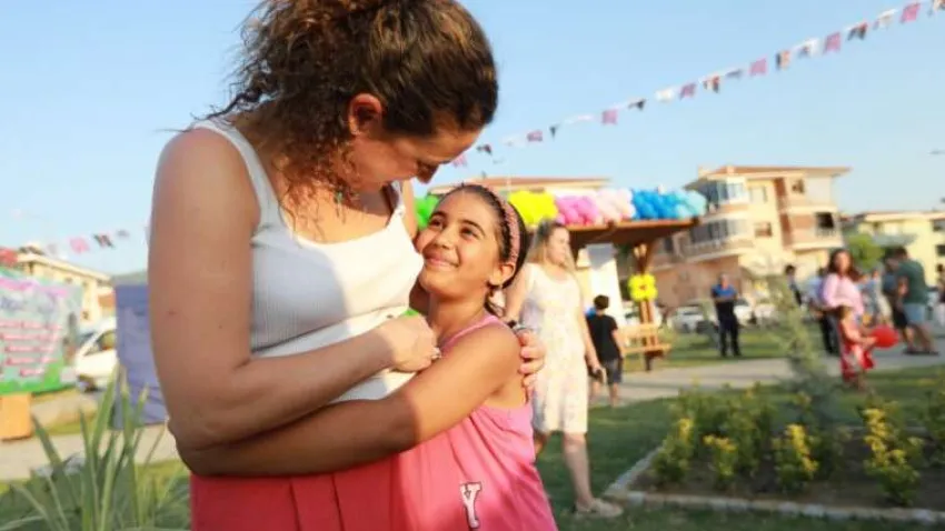 Yurttaşlardan gelen talepler sonucu yenilenen Cumhuriyet Parkı’nda 2100 metrekarelik alan mahallede yaşayan çocuk sayısının fazla oluşunun yanı sıra yakınında bulunan okullar nedeniyle de park olarak kente kazandırıldı. Alanın her iki uzun cephesinde de araç park etmek için seçenekler sunularak mahallenin otopark sorununa çözüm sunulması amaçlandı. Parka çocuklar için monte edilen oyun grubunun yanı sıra pergolalı oturma bankları da yerleştirildi.