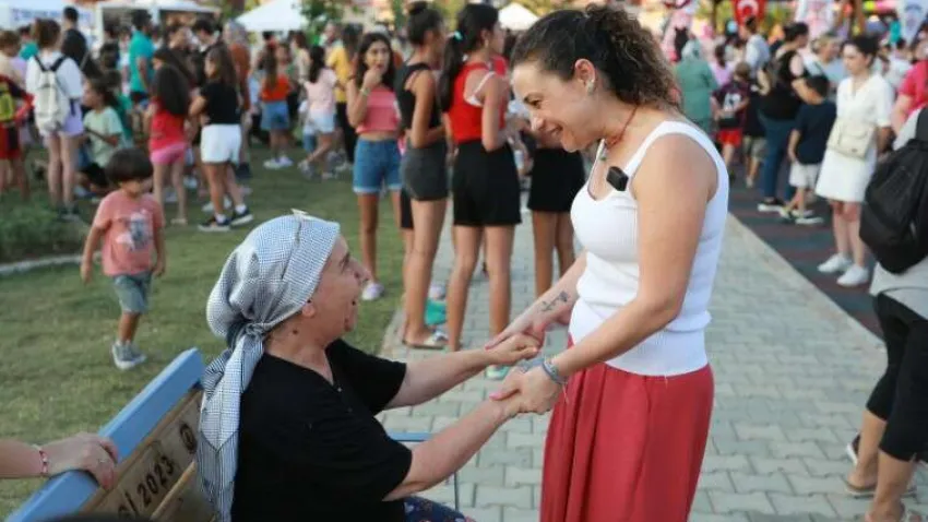 Cumhuriyet Parkı, çocuk şenliği ile açıldı. Cumhuriyet Mahallesi’nde uzun süredir atıl olan alan park düzenlemesi ile mahalle sakinlerine kazandırıldı
