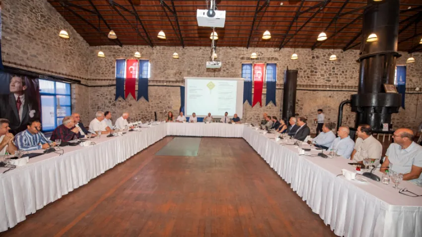 İzmir Büyükşehir Belediyesi, hizmet kalitesini artırabilmek için bünyesindeki şirketlerin yöneticilerine Finans Semineri düzenledi. Seminerde konuşan Başkan Tunç Soyer, İzmir Büyükşehir Belediyesi’nin kurumsal kapasitesinin yeni kurulan şirketlerle genişlediğini söyleyerek “Hiçbiri fantezi ürünü çalışmalar değildi; toplumda karşılığı olan alanlardı. Her biri kendi içinde başarı hikayeleri yazdı” dedi. 