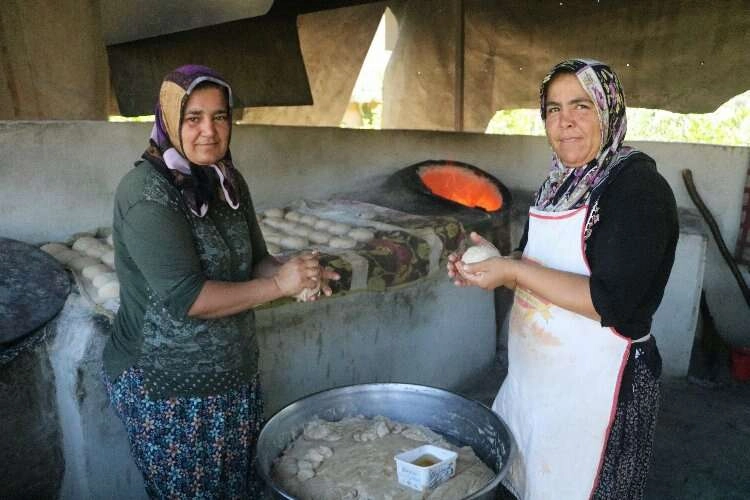 Afrika sıcağında, tandır mesaisi!