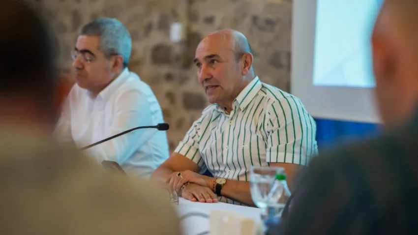 Gün boyu devam eden seminerin “Şirket Analizinde 7 M Metodolojisi” adlı bölümüne katılan Başkan Tunç Soyer burada bir konuşma yaptı. İzmir Büyükşehir Belediyesi’ndeki kurumsal dönüşüm sürecini anlatan Başkan Soyer, “İzmir Büyükşehir Belediyesi’nin kurumsal kapasitesinde büyük değişikliğe gittik. 4 buçuk yıl içerisinde İzmir’in yükünü alan İZULAŞ, İZDENİZ gibi şirketlerin modernizasyonunu sağladık, eksiklerini giderdik. Yepyeni hüviyetlerle İzDoğa, İzTarım gibi şirketler kurduk. Bu şirketler çok büyük sorumluluklar üstlenerek İzmir Büyükşehir Belediyesi’nin kurumsal kapasitesini genişlettiler. Eskiden İzmir Büyükşehir Belediyesi’nin bu fonksiyonları yoktu.  Bürokrasi mekanizması ancak belirli şeylerin yapılmasına imkan veriyordu. Eğer bu şirketler olmasaydı şehir planlamasında, tarımda birçok alanda bu kadar yol alınamazdı. Bu yepyeni bir dönem demek. Bunların hiçbiri fantezi ürünü çalışmalar değildi. Gerçekten toplumda karşılığı olan, İzmir Büyükşehir Belediyesi’nin zaten hizmet üretmesi gereken alanlardı. Her biri kendi içinde başarı hikayeleri yazdı.  Sizlerin bu çalışması da yönetici arkadaşlara ışık tutan bir çalışma. Bir yandan ekosistemin yarattığı sorunlarla uğraşırken bir yandan da günümüz koşullarında kısa orta ve uzun vadede de kolaylaştırıcı yöntemlerle ilerlemek zorundayız” dedi.
