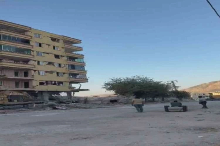 Bina yıkıldı... Vatandaşlar panikten ne yapacağını şaşırdı haberinin görseli