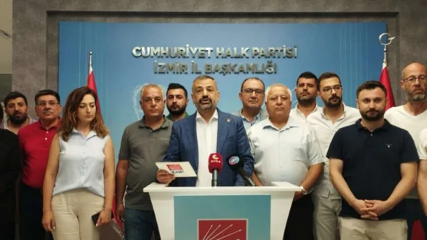 Açıklamayı yapan CHP İzmir İl Başkanı Şenol Aslanoğlu, Lozan’ın hafife alınmaması gerektiğine dikkat çekerken CHP tarafından sunulan yasa teklifiyle 24 Temmuz’un resmi tatil olması gerektiğini söyledi.