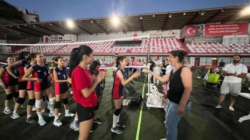 Bayraklılı kadınlara yeni hobi alanları açmak ve meslek edindirmek için çalışmalarını sürdüren Bayraklı Belediyesi, yeni dönemde de yüzlerce kadına ücretsiz kurs imkanı sağlayacak. Bu kapsamda takı-tasarım, resim, ahşap boyama, makrome, tel kırma, kuaförlük, bilgisayar, protez tırnak ve cilt bakımı kursları verilecek. Bayraklı Belediyesi Kadın ve Aile Hizmetleri Müdürlüğü ile Halk Eğitim Merkezi iş birliğiyle düzenlenecek kurslara tüm ilçe sakinleri ücretsiz olarak katılabilecek. Semt merkezlerinde 9 branşta açılacak hobi ve meslek edindirme kursları ile ilgili detaylı bilgiye 0232 345 00 63 telefon numarasından ulaşılabilecek. Kurs kayıtları 15 Eylül’de sona erecek.