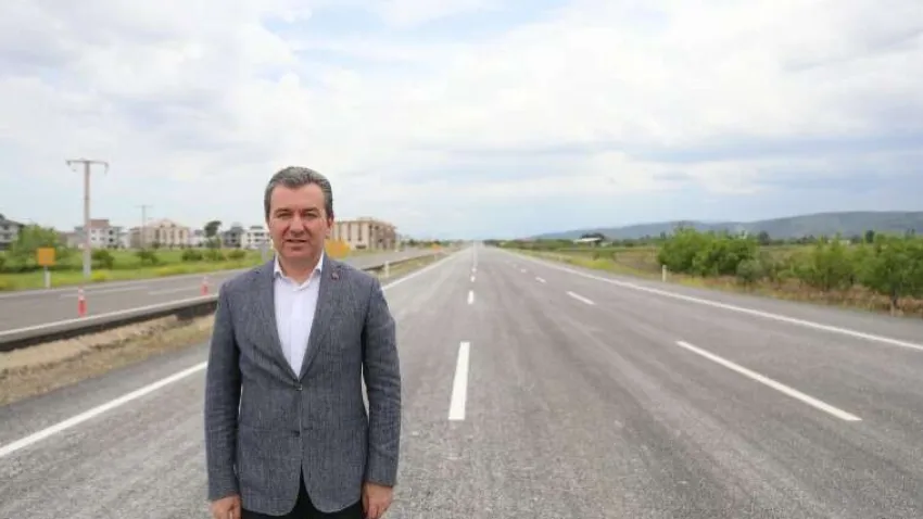 Bergama Belediye Başkanı Hakan Koştu, seçimlerden önce bitirilen ve bitirilmek üzere olan projelerle ilgili açıklama yaptı. Vizyon projelerle kağıt üzerinde değil uygulamalı belediyecilik yaptıklarını belirten Koştu, Bergama’ya hizmetlerin devam edeceğini açıkladı. Hakan Koştu; “Geçtiğimiz yıl 274 tane TOKİ konutunu teslim ettik. 1000 tane konutumuzun da kiraları Mart ayında çekildi. Bu 1000 konutun çok yakın zamanda projelendirilmesi tamamlanması ve temellerin atılmasını umut ediyoruz. Bergama’ya biz eğer il yapacaksak TOKİ konutlarının da daha çok artmasını sağlamamız gerekiyor. TOKİ ile birlikte Bergama’nın barınma sorununu da çözüyoruz” dedi .