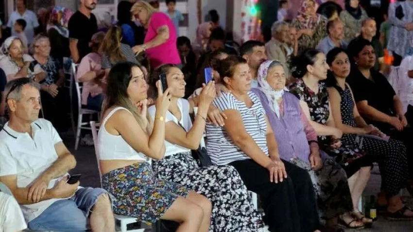 Bornova Belediyesi'nin Anadolu Aşıklar Derneği ile birlikte düzenlediği konser, Ümit Mahallesi’nde gerçekleşti. Anadolu'nun dört bir yanından gelen sanatçıların katıldığı etkinliğe Türk Halk Müziği tutkunu Bornovalılar büyük ilgi gösterdi. Aşık Veysel’e ait eserlerin yanısıra farklı yörelere ait türkülerin seslendirildiği konserde aşık atışmaları da yapılırken keyif dolu anlar yaşandı. Saz ustaları hem çalıp hem söylerken onlara vatandaşlar da eşlik etti.