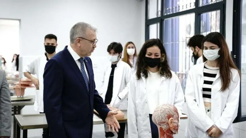 Yarım yüzyılı aşkın süredir Türkiye’ye ve dünyaya alanında saygın hekimler kazandıran Ege Üniversitesi Tıp Fakültesi (EÜTF), kalite odaklı eğitimi ve güçlü alt yapısıyla yeni dönemde öğrencilerini bekliyor. Her yıl yüzde 1’lik dilimden seçkin öğrencilerin tercihi olan EÜTF, Tıpta Uzmanlık Sınavı (TUS) başarı listelerinde de ilk sıralarda yer alıyor.