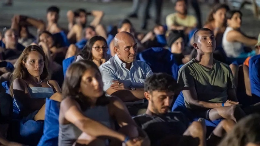 İzmir Büyükşehir Belediyesi, Türkiye’nin tapu senedi olarak adlandırılan 24 Temmuz Lozan Antlaşması’nın 100. Yıldönümü nedeniyle kutlama programı düzenledi. Kutlamaların ilki Foça Kumburun Sahili’nde düzenlenen gençlik kampıyla başladı. İki günlük kampın son gününde Milli Bayramlar Komitesi Başkanı Ulvi Puğ’un moderatörlüğünde Tarih Vakfı Başkan Yardımcısı Nurşen Gürboğa’nın katılımıyla “Gençlerle Lozan’ı konuşuyoruz” başlıklı söyleşi düzenlendi. Söyleşiyi İzmir Büyükşehir Belediye Başkanı Tunç Soyer, Foça Belediye Başkanı Fatih Gürbüz ile birlikte dinledi.