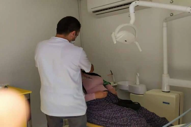 Kınık’ta tarım işçilerine diş sağlığı taraması haberinin görseli