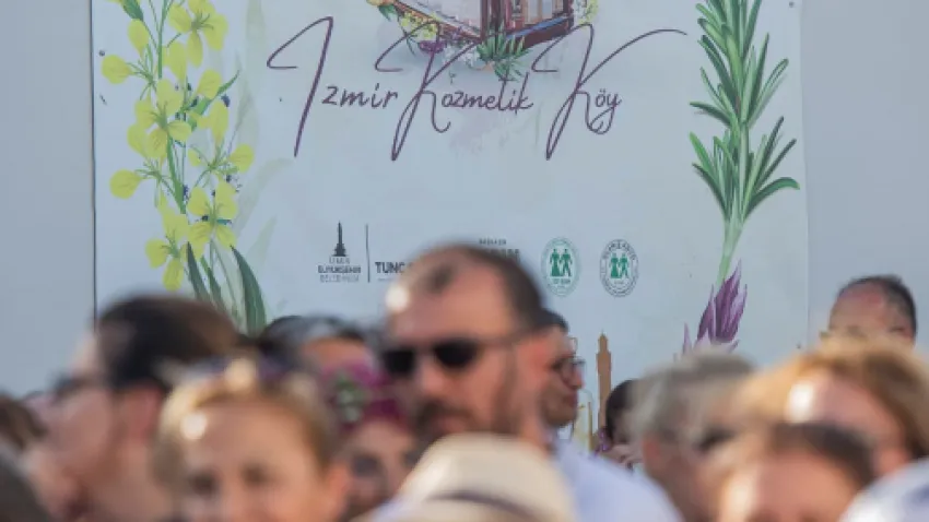 Lavantalarla karşılanan Başkan Tunç Soyer, tesisteki Tıbbi Aromatik Bitki Açıkhava Müzesi, üretici stantlarını gezdi; işleme ünitelerini inceledi. Başkan Soyer, geçtiğimiz haftalarda Seferihisar’ın Turgut Köyü’nde hasat ettiği lavantaları Kozmetik Köy Tesisi’nde işleyerek lavanta yağı, kremi ve kolonyası elde etti. Gezinin ardından Başkan Soyer, geleneksel uğur testisini kırarak tesisi hizmete açtı.
