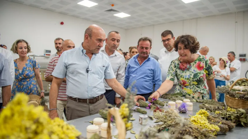 Ulamış’taki dönüştürülen kooperatif binasındaki açılışa İzmir Büyükşehir Belediye Başkanı Tunç Soyer, S.S. İzmir Köy Koop Birliği Yönetim Kurulu Başkanı Neptün Soyer ve kooperatif başkanları, Seferihisar Belediye Başkanı İsmail Yetişkin ve eşi Fatma Yetişkin, meclis üyeleri, siyasi parti temsilcileri, akademisyenler, üniversite öğrencileri, çiftçiler, sanatçılar ve çok sayıda yurttaş katıldı.
