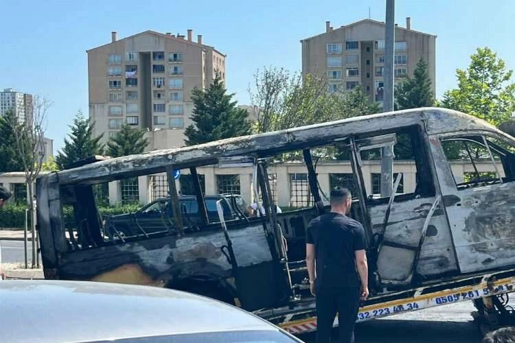 Park halindeki minibüs alev topuna döndü haberinin görseli