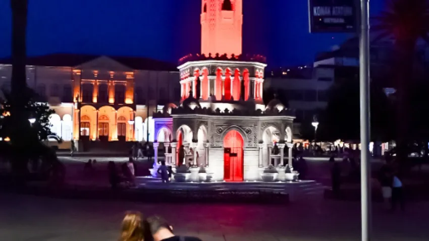 Gençler Foça’da Lozan’ı masaya yatırırken İzmir’in simgesi Saat Kulesi ise Türk Bayrağı’nın renklerine büründü. Lozan Barış Antlaşması’nın 100. yılı şerefine kırmızı beyaz ışıklarla aydınlatılan Saat Kulesi’nde İzmirliler hatıra fotoğrafları çektirdi. İzmir Büyükşehir Belediyesi, Lozan’ın 100. Yılı kutlamaları kapsamında tiyatrodan sergiye, konserden söyleşiye kadar çok sayıda etkinlik düzenleyecek. 