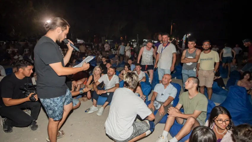 Söyleşinin ardından gençlere seslenen İzmir Büyükşehir Belediye Başkanı Tunç Soyer, Lozan’ın bu ülkenin varlık sebebi olduğunu belirterek, “Bu bir askeri zafer, siyasi zafer,  diplomatik zafer. Bu zaferin kazananı Ankara Hükümeti ise kaybedenleri de İngilizler, Fransızlar, İtalyanlar ve niceleri. Lozan için ‘tapu senedi’ derler. Buna da bütün kalbimle inanıyorum. Bizim en güçlü dayanağımız, varlık sebebimiz Lozan’dır. Yüzyıl öncesinde yanmış, yıkılmış coğrafyada, büyük bir yoksulluğun hakim olduğu coğrafyada yeni bir devlet kurmak ve oradan muasır medeniyetler seviyesine yol almaya başlamak büyük bir mucize. Mustafa Kemal Atatürk gerçekten olağanüstü bir deha, bir lider ve büyük bir kumandan. Lozan’da azınlıklar meselesi, kabotaj meselesi hala aslında tartışması bitmemiş meseleler. Lozan’ın yüzyıl önce elde ettiği kazanımlar, hala acaba bir yerden geri ittirilebilir mi, hala bir yerlerden geri götürülebilir mi beklentisi var bazılarında” diye konuştu.