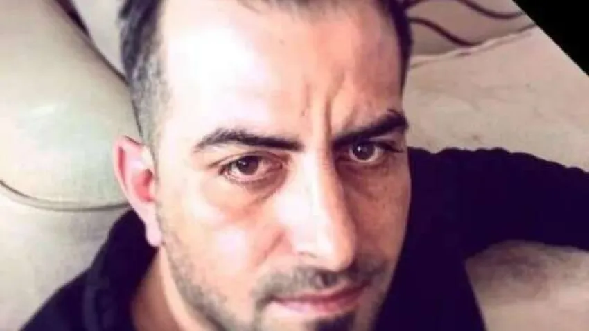 Kaza, saat 05.15 sıralarında Bornova ilçesi Ankara Caddesi’nde meydana geldi. Konak istikametinden Bornova yönüne gitmekte olan Erkan Bilgin (34) idaresindeki 33 AKS 274 plakalı araç, henüz belirlenemeyen sebepten dolayı sürücüsünün direksiyon hakimiyetini kaybetmesi sonucu yol kenarında bulunan yeşillik alandaki ağaca çarptı. Çevredeki sürücülerin ihbarı üzerine adrese polis, 112 Acil Sağlık ve 110 AKS ekipleri sevk edildi. Olay yerine gelen sağlık ekiplerince yapılan kontrollerde, sürücü Bilgin’in hayatını kaybettiği belirlendi.