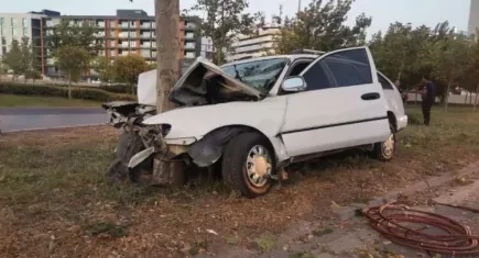 Satılık araçla ağaca çarpan sürücü öldü