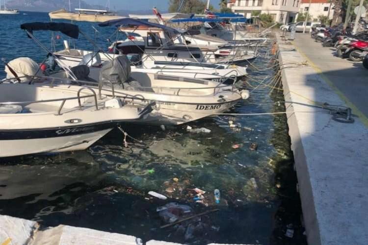 Muğla denizinde balık değil çöp yüzüyor! haberinin görseli