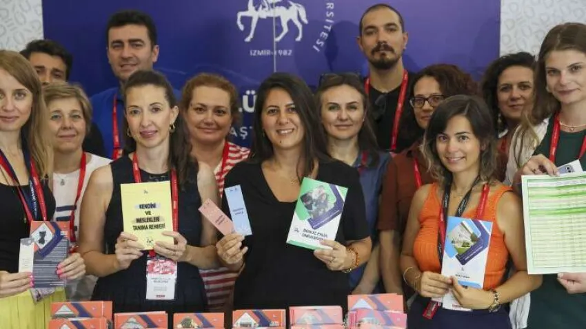 Dokuz Eylül Üniversitesi (DEÜ), EKET Fuarcılık tarafından bu yıl yedincisi düzenlenen İzmir Üniversite Tercih Günleri’ne katıldı. 24-25 Temmuz tarihlerinde 44 devlet ve vakıf üniversitesinin tanıtım stantları ile katılım sağladığı tercih fuarını, iki günde binlerce aday öğrenci gezerken; genç adaylar Dokuz Eylül Üniversitesi’nin standına yoğun ilgi gösterdi. Bayraklı Tepekule Kongre ve Sergi Merkezi’ndeki organizasyonda aday öğrenciler, Türkiye’nin ve dünyanın önde gelen üniversiteleri ile aynı anda yüz yüze görüşebilme fırsatı yakaladılar.