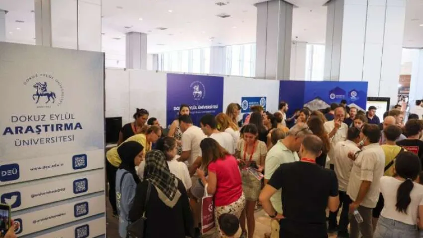 Fuarın en çok ilgi çeken stantlarından biri ise İzmir’in güzide üniversitesi Dokuz Eylül Üniversitesi oldu. DEÜ’lü akademisyenler ve tanıtım görevlileriyle yüz yüze görüşme fırsatı yakalayan aday öğrenciler, 2022 yılı başarı sıralamaları, burs imkanları, çift anadal, yan dal, dikey/yatay geçiş, tercih ve sıralamalar konularında yetkililer tarafından bilgilendirildiler. DEÜ’nün fakülteleri, yüksekokulları, meslek yüksekokulları, bölümleri, eğitim anlayışı, kampüs yaşamı, yurt imkanları, yurt dışı eğitim imkanları, sosyal ve sportif tesisleri ile öğrencilere sunulan diğer imkânlar hakkında bilgiler paylaşan DEÜ temsilcileri, aday öğrencilere üniversite hayallerinde rehberlik ettiler. DEÜ Kariyer Planlama ve Mezunlarla İlişkiler Koordinatörlüğü ayrıca, “Kendini ve Meslekleri Tanıma Rehberi”ni aday öğrencilere ücretsiz olarak dağıttı.