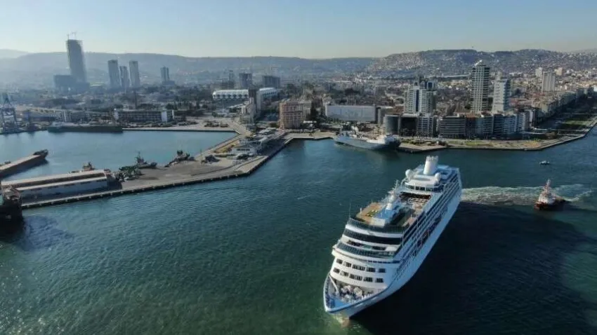 İzmir İl Kültür ve Turizm Müdürlüğü verilerine göre İzmir’e deniz, hava ve kara yoluyla gelen turist sayısı, yılın ilk 6 ayında 534 bin 90 oldu. Haziran ayında hava yoluyla 168 bin 940, deniz yoluyla 13 bin 400 olmak üzere 182 bin 340 turist İzmir’e giriş yaptı. 2022 yılının haziran ayında ise 192 bin 553 turist, havayolu ve denizyoluyla kente giriş yapmıştı. 2023 yılının haziran ayında, havayolu girişlerinde bir önceki yılın haziran ayına göre yüzde 6,05 oranında azalış, denizyolu girişlerinde ise yüzde 5,19 oranında artış oldu. Toplam girişlerde yüzde 5,30 oranında azalış gerçekleşti.