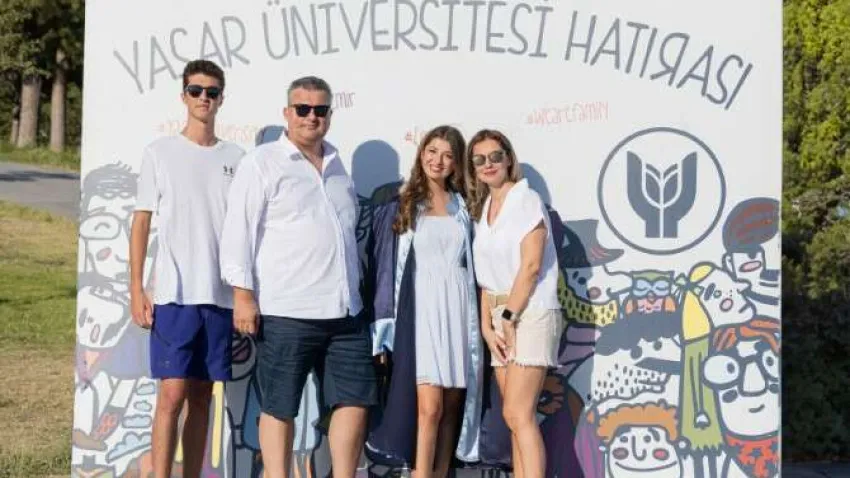 Yaşar Üniversitesinin 2022-2023 akademik yılı üniversite birincisi müzik bölümü öğrencisi Özüm Bağtaş oldu. Sanat ve Tasarım Fakültesi Müzik Bölümünde klasik keman eğitimini birincilikle tamamlayan Bağtaş, 