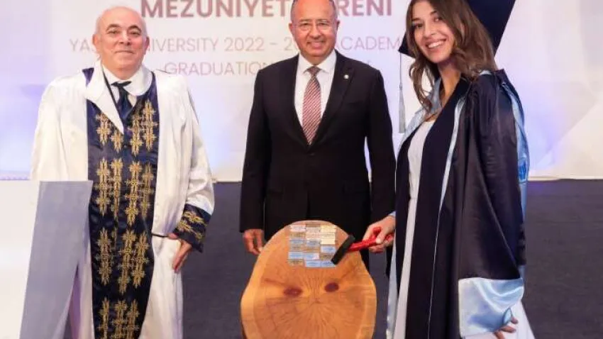 Keman eğitimine 8 yaşında öğretmenleri ve ailesinin yönlendirmesiyle başlayan Yaşar Üniversitesinin 2022-2023 akademik yılı üniversite birincisi Özüm Bağtaş, liseyi Işılay Saygın Güzel Sanatlar Lisesinde okudu. Lisede Yaşar Üniversitesi Sanat ve Tasarım Fakültesi Müzik Bölümünü hedefleyen Bağtaş, hedefini tutturup tam burslu olarak klasik keman eğitimine başladı. Müzik eğitimine devam ederken 1 yıl önce arkadaşları Rüya Aydın ve Ozan Çimen ile birlikte, Yaşar Üniversitesi Müzik Bölümü Öğretim Görevlisi Pınar Dinçer'in yönlendirmesiyle; keman, piyano ve çellodan oluşan Trio Musius Oda Müziği Grubu adı altında konserler vermeye başladı. Birçok konser veren oda müziği grubu, mayıs ayında 36. Uluslararası Üniversite Müzik Festivaline (International University Music Festival-FIMU) Türkiye'den davet alan tek grup olarak Fransa'da konser vermeye hak kazandı. Yaşar Üniversitesini okul birincisi olarak tamamlayan Bağtaş, 