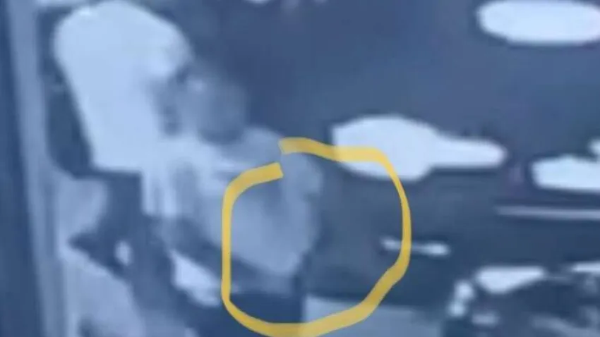 İzmir'in Kemalpaşa ilçesinde kavga ettiği çocuğun yakınları tarafından darp edilen 17 yaşındaki çocuk, kafasına aldığı silah kabzası darbeleriyle yaralandı. Yaşanan olay güvenlik kamerası tarafından görüntülenirken, darbedilen genç, korku dolu anlar yaşadığını ve adli kontrolle serbest kalan kişilerin tutuklanmasını istediğini söyledi.
