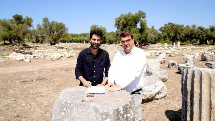 Oyuncular Sendikası ile imzalanan iş birliği protokolünün hem Seferihisar, hem de Türkiye’nin kültür sanatına büyük katkılar sağlayacağını belirten Seferihisar Belediye Başkanı İsmail Yetişkin, “Teos Antik Kenti dünyadaki ilk Sanatçılar Birliğinin kurulduğu yer. İon Kentleri Rotası ile başladığımız süreç Dionysos Şenliği ile devam edecek. 19-20 Ağustos’ta gerçekleştireceğimiz şenlikte ‘Sanatçılar Şehri Seferihisar’ teması öne çıkacak. Oyuncular Sendikası Türkiye’deki en büyük çatı kurum. Tüm dünyadaki sanatçılarla iş birliği içindeler. Nasıl binlerce yıl bu topraklar, sanatçıların buluşma noktası olmuşsa, bundan sonra da böyle olması için beraber çalışacağımız bir protokol imzaladık. Çok verimli bir iş birliği olacağından eminim’’ dedi.